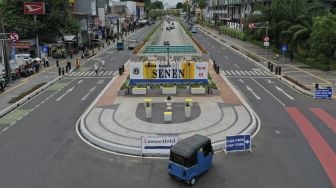 Foto udara sebuah bajaj berhenti di dekat Lintas Bawah Senen, Jakarta, Selasa (15/12/2020). [Suara.com/Angga Budhiyanto]