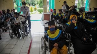 Sejumlah siswa disabilitas mengikuti wisuda di Panti Sosial Rehabilitasi Penyandang Disabilitas Dinas Sosial Provinsi Jawa Barat, Cimahi, Jawa Barat, Selasa (15/12/2020).  [ANTARA FOTO/Raisan Al Farisi]