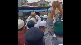 Beredar Video Pendukung Habib Rizieq Menyerahkan Diri Diiringi Sholawat