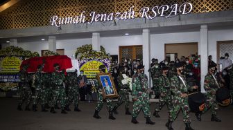 Prajurit TNI menggotong peti jenazah Wakil Kepala Staf Angkatan Darat (Wakasad) Letnan Jenderal TNI Herman Asaribab di RSPAD Gatot Soebroto, Jakarta, Senin (14/12/2020). [ANTARA FOTO/Dhemas Reviyanto]
