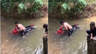 Viral Video Pria 'Mandikan' Sepeda Motor di Sungai, Publik: Kelewat Pintar