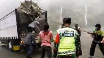 Heboh Video Dinosaurus Turun dari Truck, Ternyata Begini Faktanya