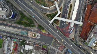 Foto udara sejumlah kendaraan melintas di kawasan Simpang Lima Senen, Jakarta, Selasa (15/12/2020). [Suara.com/Angga Budhiyanto]