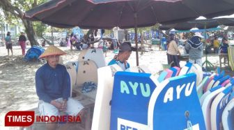 Lika-Liku Usaha Sewa Papan Selancar di Pantai Pangandaran