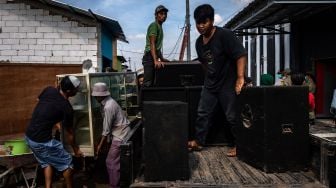 Sejumlah pekerja menyelamatkan barang dari tempat karaoke ilegal yang akan dibongkar Satuan Polisi Pamong Praja (Satpol PP) Kota Semarang di kawasan Relokasi Pasar Johar, Kelurahan Sambirejo, Gayamsari, Semarang, Jawa Tengah, Rabu (16/12/2020). [ANTARA FOTO/Aji Styawan]