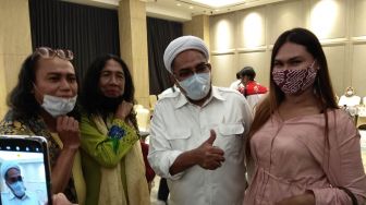 Curhat Waria Surabaya ke Ali Ngabalin: Kami Tak Dapat Bantuan