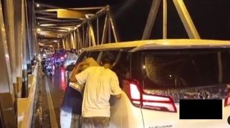 Mobil Alphard Mogok Diisi Bensin Eceran di Pontianak, Publik: Ku Menangis