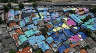 Foto udara atap hunian warga yang dicat di RT 012, RW 001 Kelurahan Lenteng Agung, Jagakarsa, Jakarta, Rabu (16/12/2020). [Suara.com/Angga Budhiyanto]