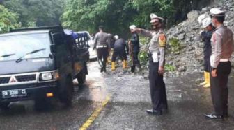 Hujan Deras, Jalan Utama Padang - Bukittinggi Diterjang Longsor