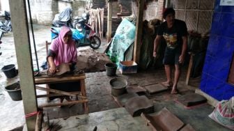 Lanjutkan Warisan sang Ayah, Setengah Abad Rohmad Produksi Genteng Kripik