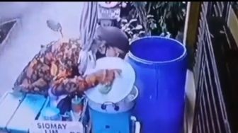 Viral Video Penjual Siomay Ludahi Dagangan, Akhirnya Minta Maaf