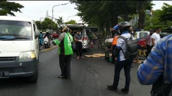 Mengenaskan! Pengendara Motor Tewas Terlindas Truk di Depan Solo Square