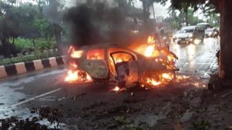 Mobil Terbakar di Jalan Bypass Ngurah Rai Kuta, 2 Pelajar Lolos dari Maut