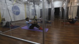 Warga mengikuti program latihan kebugaran TRX (total body resistance exercise) di Kaloria Studio, Jalan Ampera Raya, Jakarta, Rabu (16/12/2020). [Suara.com/Angga Budhiyanto]