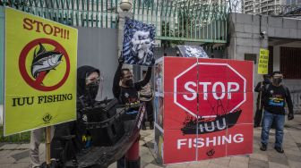 Massa yang tergabung dalam Serikat Buruh Migran Indonesia (SBMI) melakukan aksi unjuk rasa di depan Kedutaan Besar Republik Rakyat China, Jakarta, Kamis, (17/12/2020). [ANTARA FOTO/Aprillio Akbar]