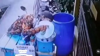 Lagi Viral, Video Tukang Siomay Ludahi Dagangannya Terekam Kamera