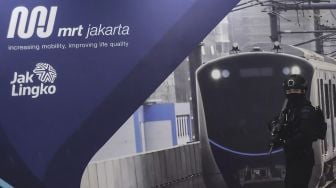 Pasukan Brimob Mabes Polri berjaga saat melakukan penyergapan pada simulasi penanganan ancaman bom dan serangan terorisme di Stasiun Moda Raya Terpadu (MRT) Lebak Bulus, Jakarta, Rabu (16/12/2020). [ANTARA FOTO/Muhammad Adimaja]