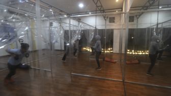 Warga mengikuti program latihan kebugaran TRX (total body resistance exercise) di Kaloria Studio, Jalan Ampera Raya, Jakarta, Rabu (16/12/2020). [Suara.com/Angga Budhiyanto]