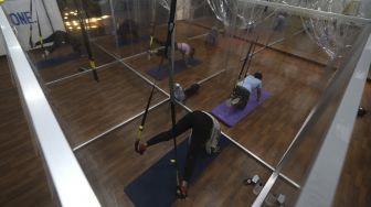 Warga mengikuti program latihan kebugaran TRX (total body resistance exercise) di Kaloria Studio, Jalan Ampera Raya, Jakarta, Rabu (16/12/2020). [Suara.com/Angga Budhiyanto]