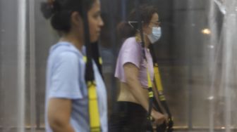 Warga mengikuti program latihan kebugaran TRX (total body resistance exercise) di Kaloria Studio, Jalan Ampera Raya, Jakarta, Rabu (16/12/2020). [Suara.com/Angga Budhiyanto]