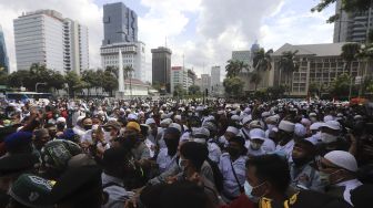 Dibubarkan Paksa, Dua Polisi Dibacok Pendemo 1812 di Depan Kantor Anies