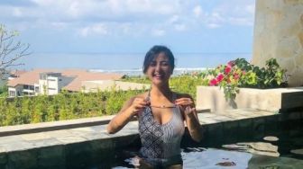 Foto-foto Seksi Tania Ayu di Kamar Mandi dan di Kolam Renang Pakai Bikini