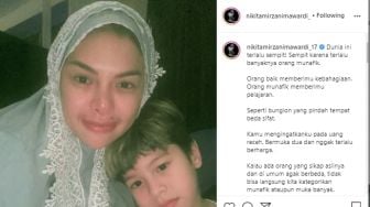 Pakai Mukena Bahas Soal Orang Munafik, Nikita Mirzani Sindir Siapa?