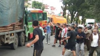 Bus Bawa Rombongan Pesta Tabrakan dengan Truk, 7 Orang Luka-luka