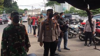 Operasi Kemanusiaan, Polisi Perketat Warga Masuk Jakarta di Pasar Jumat