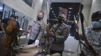 Anggota Polisi mengemas barang bukti teroris seusai rilis, di kantor Bareskrim, Mabes Polri, Jakarta, Jumat (18/12/2020). [ANTARA FOTO/Sigid Kurniawan]