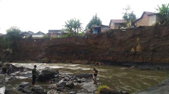 Bruk! Delapan Rumah Warga di Purwokerto Ambruk, 30 Jiwa Mengungsi