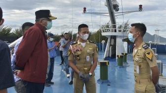 Gubernur Aceh Nova Iriansyah (kedua kiri) bersama rombongan meninjau ruangan bagian atas kapal roro KMP Aceh Hebat-2 di pelabuhan Ulee Lheue, Banda Aceh, Aceh, Sabtu (19/12/2020). [ANTARA FOTO/Ampelsa]