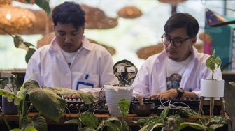 Duo musisi Bottlesmoker melakukan pertunjukan musik untuk tanaman di Galeri Flora Indonesia, Dusun Bambu, Cisarua, Kabupaten Bandung Barat, Jawa Barat, Sabtu (19/12/2020). [ANTARA FOTO/M Agung Rajasa]