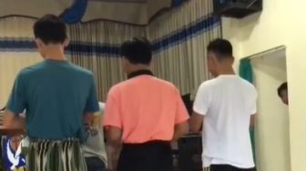 Viral Video Sekumpulan Remaja Salat di Gereja, Panen Perdebatan