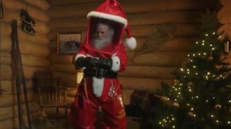 Tuai Pro Kontra, Iklan Minuman Tampilkan Sinterklas dengan Baju Hazmat