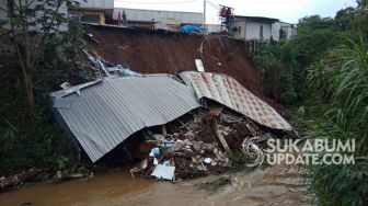 Brak! Empat Kios di Pasar Parungkuda Ambruk Terbawa Arus Sungai Citatih