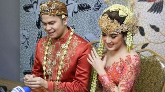 Ekspresi Aktor Handika Pratama dan istrinya, Rosiana Dewi saat menggelar konferensi pers pernikahan mereka di Kawasan Kuningan, Jakarta Selatan, Minggu (20/12). [Suara.com/Alfian Winanto]