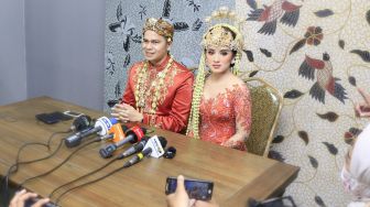 Aktor Handika Pratama dan istrinya, Rosiana Dewi saat menggelar konferensi pers pernikahan mereka di Kawasan Kuningan, Jakarta Selatan, Minggu (20/12). [Suara.com/Alfian Winanto]