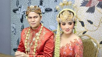 Rosiana Dewi Tahan Tangis Dinikahi Handika Pratama