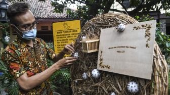 Petugas memasang dekorasi Natal di Gereja Santa Theresia, Menteng, Jakarta, Minggu (20/12/2020).  [ANTARA FOTO/M Risyal Hidayat]