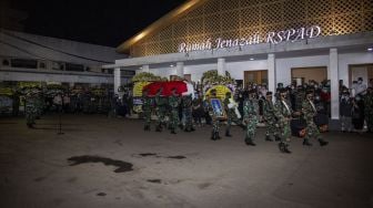 Kepala Staf Angkatan Darat (KSAD) Jenderal TNI Andika Perkasa (kiri) memimpin upacara persemayaman jenazah Wakil Kepala Staf Angkatan Darat (Wakasad) Letnan Jenderal TNI Herman Asaribab di RSPAD Gatot Soebroto, Jakarta, Senin (14/12/2020). Jenazah Wakasad Letnan Jenderal TNI Herman Asaribab akan dimakamkan di Taman Makam Pahlawan Kusuma Trikora, Waena, Jayapura. [ANTARA FOTO/Dhemas Reviyanto]