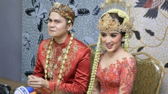 Aktor Handika Pratama dan istrinya, Rosiana Dewi saat konferensi pers kepada awak media mengenai pernikahan mereka di Kawasan Kuningan, Jakarta Selatan, Minggu (20/12). [Suara.com/Alfian Winanto]