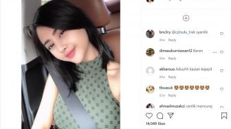 Potret Tania Ayu Pose Di Mobil,  Cantik bak Barbie!