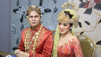 Aktor Handika Pratama dan istrinya, Rosiana Dewi saat konferensi pers kepada awak media mengenai pernikahan mereka di Kawasan Kuningan, Jakarta Selatan, Minggu (20/12). [Suara.com/Alfian Winanto]