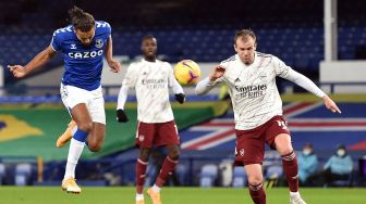 Striker Everton Dominic Calvert-Lewin menyundul bola ke arah gawang dan bek Arsenal Rob Holding (kanan) dan mencetak gol bunuh diri selama pertandingan sepak bola Liga Premier Inggris antara Everton melawan Arsenal di Stadion Goodison Park, Liverpool, Inggris, Minggu (20/12/2020) dini hari WIB
PETER POWELL / POOL / AFP