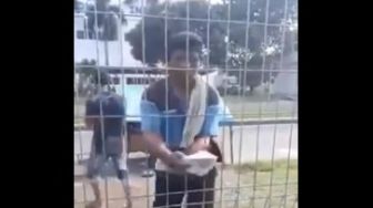 Viral Aksi Abang-abang Selipkan Semangkuk Mi Ayam di Pagar Bikin Ngakak