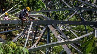 Sejumlah pekerja membongkar menara Saluran Udara Tegangan Ekstra Tinggi (SUTET) transmisi 500 KV jaringan Batang-Ungaran milik PT PLN (Persero) yang roboh di area perladangan Desa Lerep, Ungaran Barat, Jawa Tengah, Minggu (20/12/2020). ANTARA FOTO/Aji Styawan