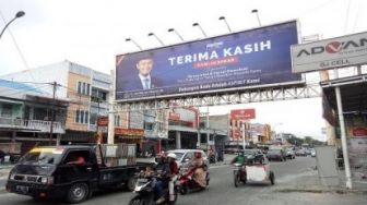 Ucapan Selamat buat Agung Nugroho Terpasang di Reklame Ilegal