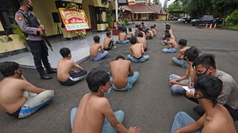 Sejumlah pelajar SMK dari Bogor diamankan di Mapolres Kota Serang, Banten, Senin (21/12/2020).  [ANTARA FOTO/Asep Fathulrahman]
