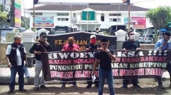 Demo Warga Tuntut Kepala Kejari Jember dan Kasidatun Dicopot